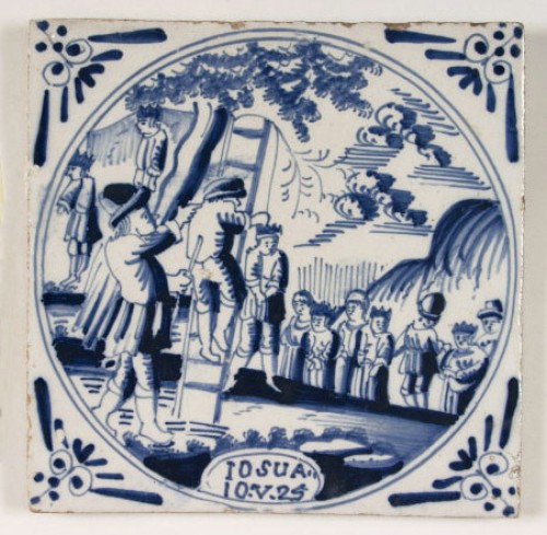 Bijbeltegel met blauwwit decor van Jozua die 5 koningen laat ophangen